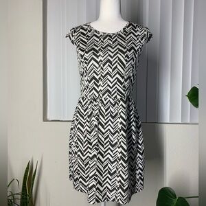 Trendyland Black and White Chevron Pattern Spandex Tshirt Dress
